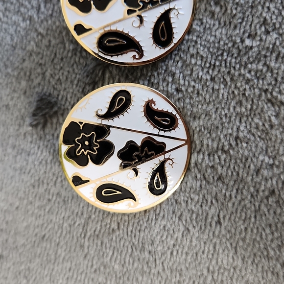 Cloisonne, Woman's, Earrings, White Background, Blk Flowers, Gold Tone Outline - Picture 3 of 4
